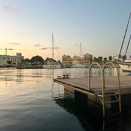 Barco Muy Espacioso Con Dos Terrazas Centro!! 船屋