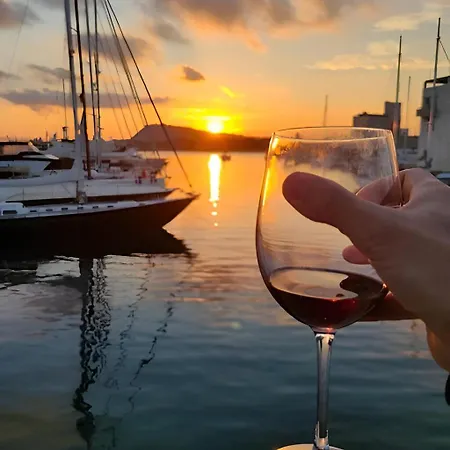 Ботель Barco Muy Espacioso Con Dos Terrazas Centro!!